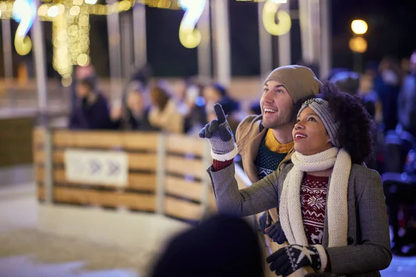 Gemischtes Paar Beim Gemeinsamen Spaziergang Einem Wintertag Konzept Für Weihnachtsgefühle — Stockfoto