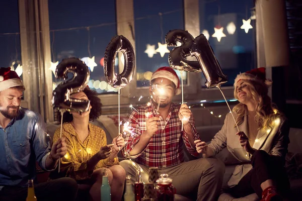 Casais Alegres Celebrando Véspera Ano Novo Festa Casa Ano Novo — Fotografia de Stock