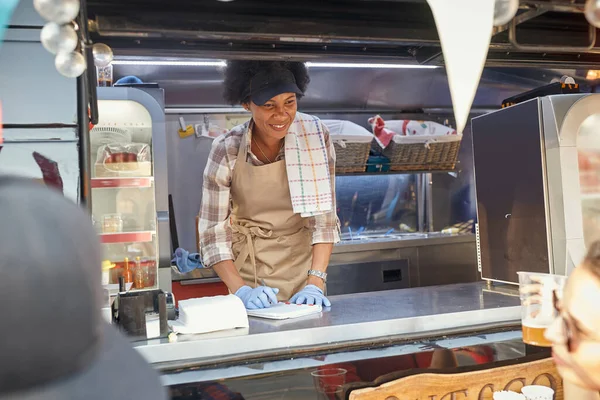 Joven Afro Americana Empleada Servicio Comida Rápida Anotando Orden Mirando — Foto de Stock