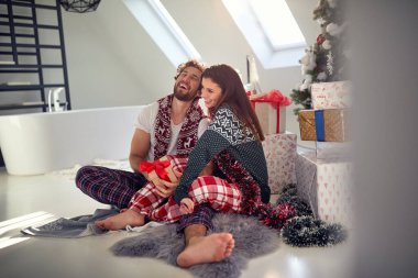 Kafkasyalı genç çift yeni dairede eğleniyor, Noel için taşındılar.