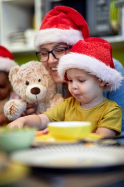 Büyükannen ve torunun birlikte neşeli bir ortamda mutfakta Xmas yemeği hazırlıyorlar. Noel, aile, birlikte