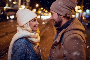 Soğuk bir gecede şehirde yürüyüş yapan birbirine aşık genç bir çift. İlişki, birlikte, Xmas