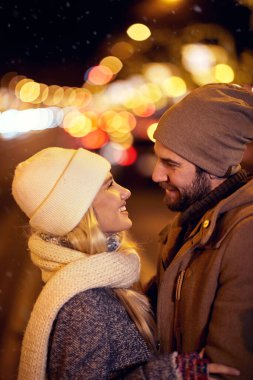 Soğuk bir gecede şehirde yürüyüş yapan duygu yüklü genç bir çift. İlişki, birlikte, Xmas