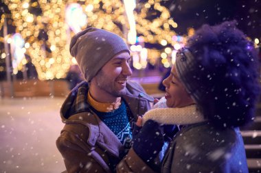 Güzel bir gecede buz pateni pistinde romantik anlar yaşayan genç bir çift. Kayak, yakınlık, aşk, birlikte