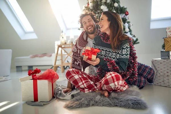 Mulher Agradecida Olhando Para Homem Sorridente Segurando Presente Natal — Fotografia de Stock