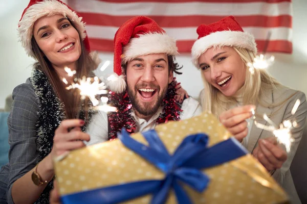 年轻的美国朋友在家里庆祝圣诞节 — 图库照片