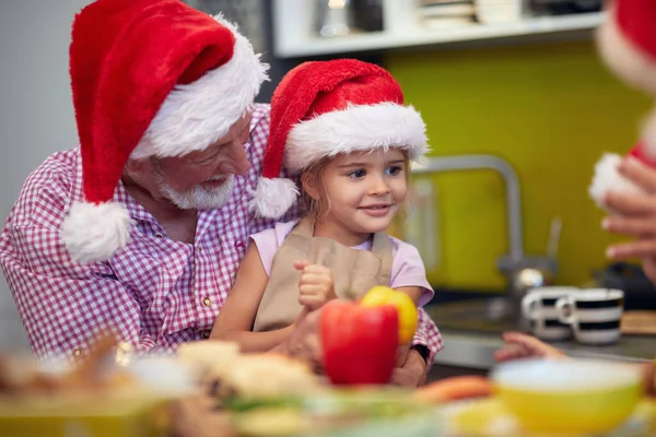 Morfar Gillar Att Vara Med Barnbarn Köket Julafton Jul Familj — Stockfoto