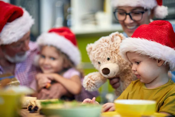 Niño Pequeño Disfrutando Ambiente Festivo Cocina Con Hermana Abuelo Una — Foto de Stock