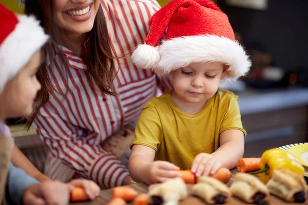 Petit Garçon Jouant Dans Cuisine Lors Préparation Des Repas Noël — Photo