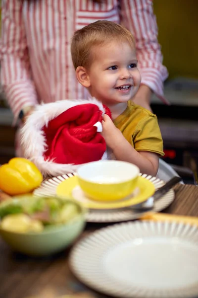 圣诞节的时候 一个快乐的小男孩在厨房里享受着节日的气氛 圣诞节 全家团聚 — 图库照片