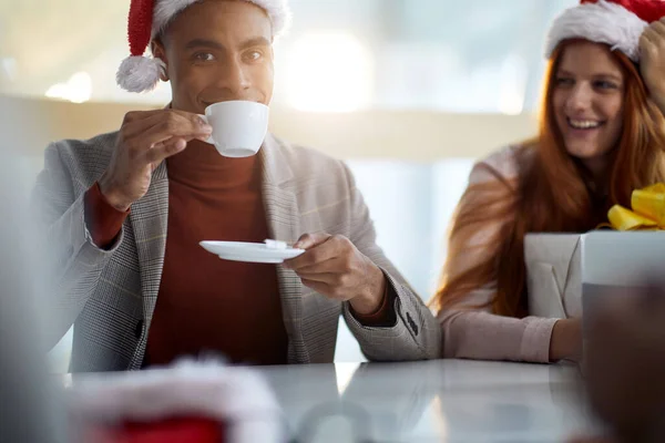 Giovane Impiegato Afro Americano Che Beve Caffè Ufficio Indossa Giacca — Foto Stock