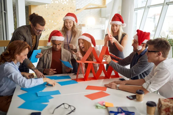 Colleghi Che Costruiscono Torri Carta Lavoro Ufficio Natale Giocando — Foto Stock