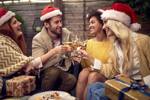 Grupo Amigos Multiétnicos Brindando Con Vino Espumoso Sombreros Cláusula Santa —  Fotos de Stock