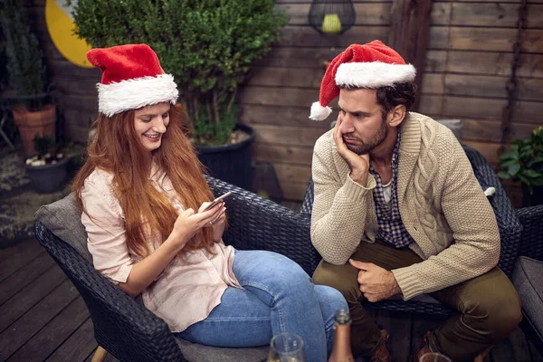 Wütender Kaukasischer Kerl Der Auf Der Neujahrsparty Weibliche Sms Auf — Stockfoto