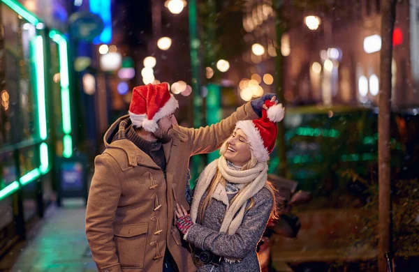 Jeune Couple Avec Des Chapeaux Père Noël Amuser Dans Une — Photo