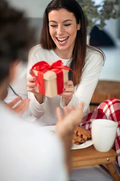 Portrait Une Femme Heureuse Recevant Cadeau Noël Dans Lit — Photo