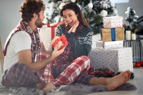 Casal Amoroso Compartilhando Presentes Manhã Natal Casa Conceito Natal Branco — Fotografia de Stock