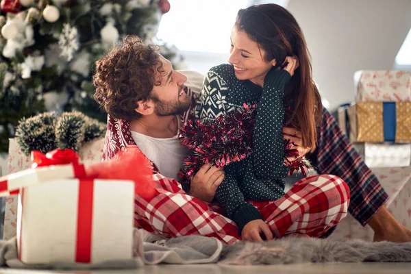 Pareja Romántica Compartiendo Regalos Mañana Navidad Casa — Foto de Stock