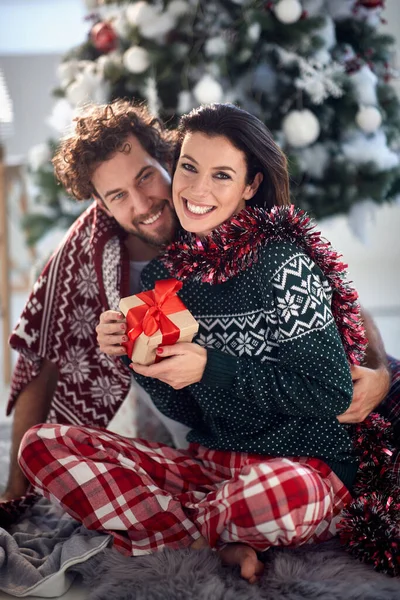 Mutlu Çift Evde Noel Sabahı Hediyelerini Paylaşıyor Beyaz Noel Konsepti — Stok fotoğraf