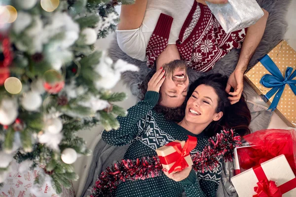 Casal Feliz Compartilhando Presentes Chrismas Manhã Casa — Fotografia de Stock