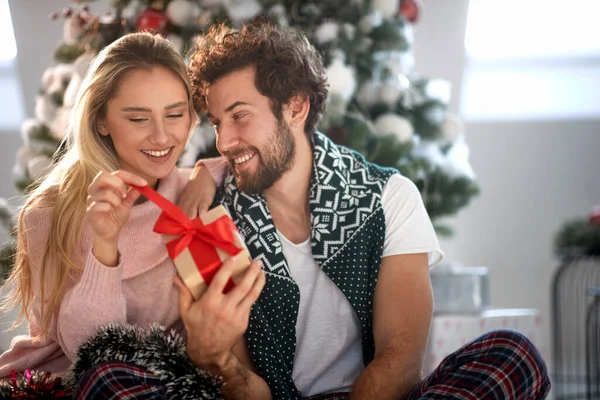 Paar Cadeautjes Delen Kerstochtend Thuis White Christmas Concept — Stockfoto