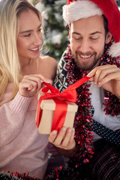 Gros Plan Couple Heureux Partageant Des Cadeaux Matin Noël Maison — Photo