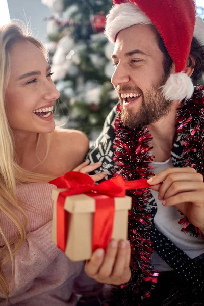 Primer Plano Una Feliz Pareja Compartiendo Regalos Mañana Navidad Casa — Foto de Stock