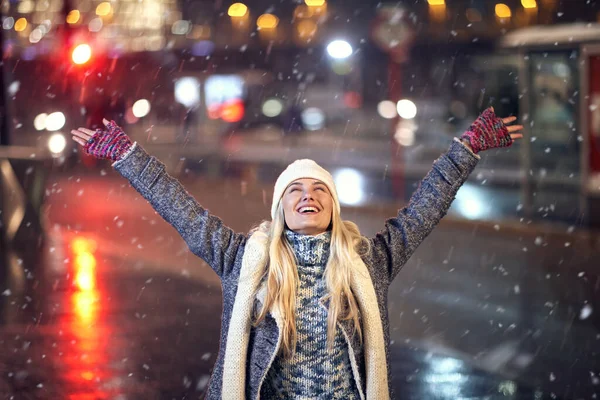 Ellerini Kaldırmış Bir Kadın Kış Karlı Gecelerinin Tadını Çıkarır Kış — Stok fotoğraf