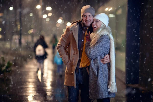 Ein Junges Paar Vergnügt Sich Bei Verschneitem Wetter Der Stadt — Stockfoto