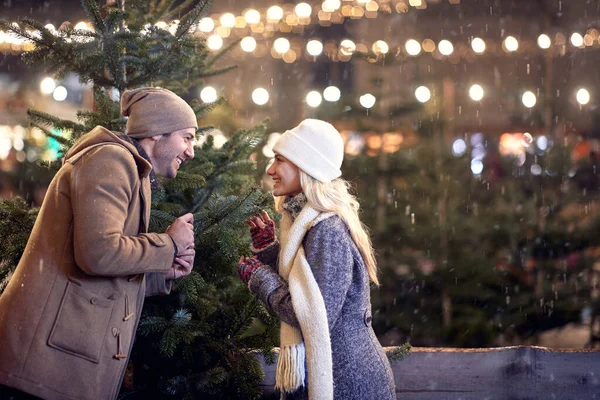 Jeune Couple Joyeux Recherche Arbre Noël Parfait Dans Une Nuit — Photo