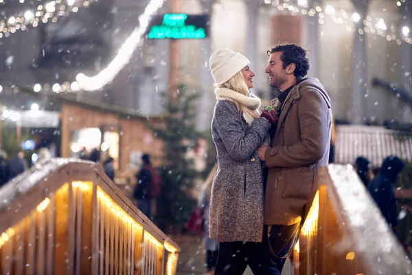 Jeune Couple Amoureux Debout Sur Beau Pont Festival Noël Dans — Photo