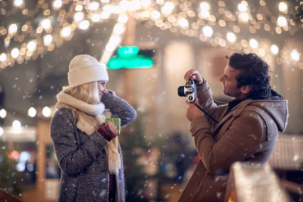 Egy Srác Aki Barátnőjét Fotózza Gyönyörű Hídon Karácsonyi Fesztiválon Egy — Stock Fotó