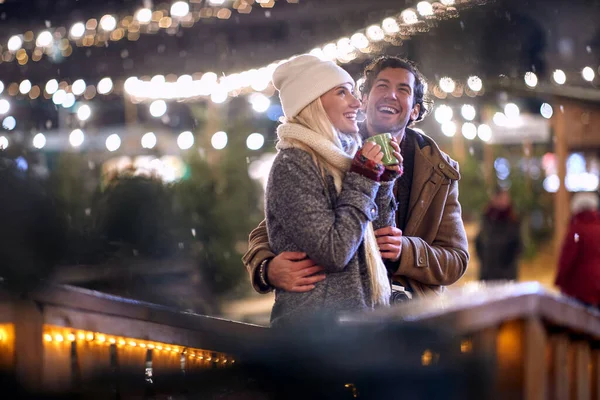 Junges Kaukasisches Verliebtes Paar Genießt Lächelnd Den Ersten Schnee Weihnachtskonzept — Stockfoto
