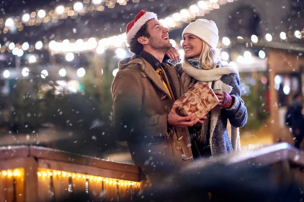 Joyeux Moments Jeune Couple Amoureux Festival Noël Dans Ville Dans — Photo