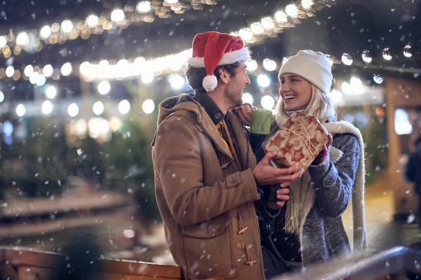 Junges Kaukasisches Verliebtes Paar Genießt Die Weihnachtszeit Und Tauscht Geschenke — Stockfoto