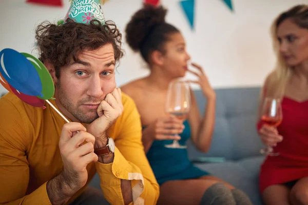 Ein Junger Mann Langweilt Sich Und Posiert Auf Einer Langweiligen — Stockfoto