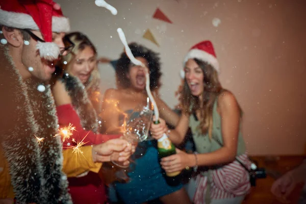 Suddig Grupp Glada Vänner Midnatt Euforia Dynamisk Nyårsfest Vänskap Tillsammans — Stockfoto