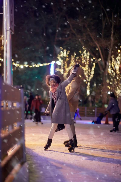 Young Couple First Time Skates Having Troubles Ice Rink Beautiful — Stock Photo, Image