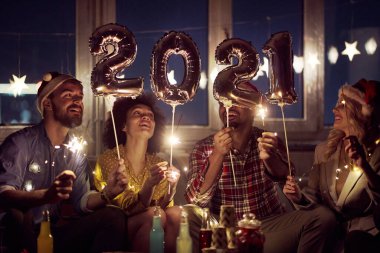 Mutlu çiftler, şenlikli bir ortamda evde yeni yılı bekliyorlar. Yılbaşı, ev partisi, arkadaş olarak vakit geçirmek.