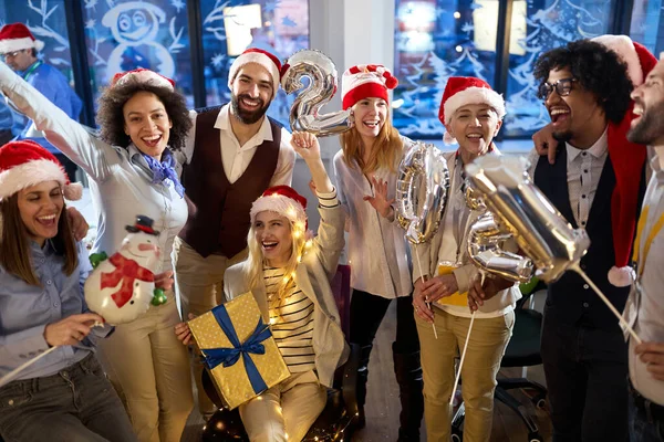 Mitarbeiter Posieren Für Ein Foto Festlicher Atmosphäre Bei Einer Silvesterparty — Stockfoto