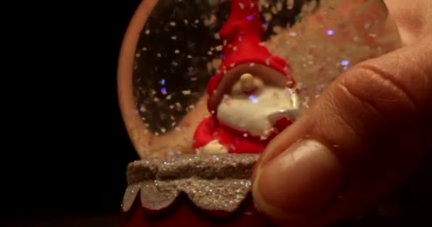 Noel Baba Nın Üzerine Cam Kürenin Içinde Kar Yağışının Yavaş — Stok video