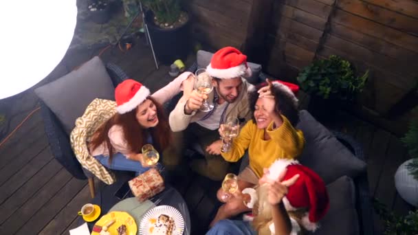 Grupo Feliz Amigos Jovens Que Celebram Ano Novo Conjunto Divertimento — Vídeo de Stock