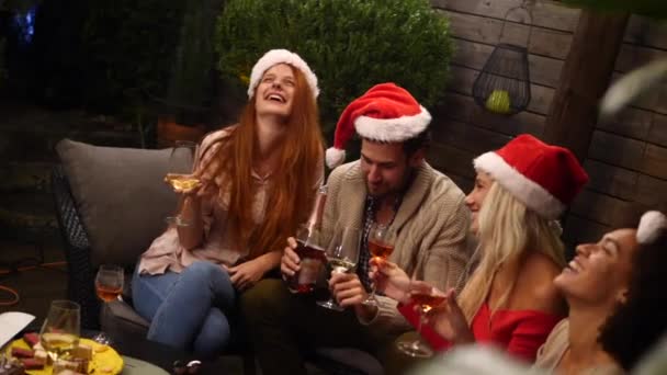 Grupo Feliz Amigos Jovens Que Celebram Ano Novo Conjunto Divertimento — Vídeo de Stock