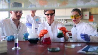 Yeni korona virüsünün laboratuvar analizi, klinik laboratuar enfeksiyon kimyasal araştırması. Covid-19 konsepti.