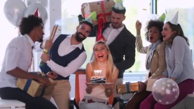 Genç çok ırklı meslektaşların ofiste seminer toplantısı var. 