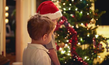 Yılbaşı arifesinde çocuklar tatil atmosferinde evdeler. Birlikte, yeni yıl, aile, kutlama