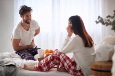 Genç bir adam, güzel bir tatil sabahında kız arkadaşına yatakta sürpriz yapar. Noel, ilişki, aşk, birlikte