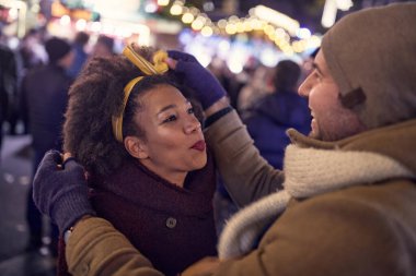 Genç çift sokakta yeni yılı kutluyor.