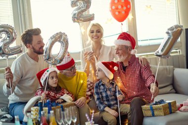 Neşeli aile, şenlikli bir ev ortamında yeni yılı bekliyor. Yılbaşı, tatil, ailecek vakit geçirmek.