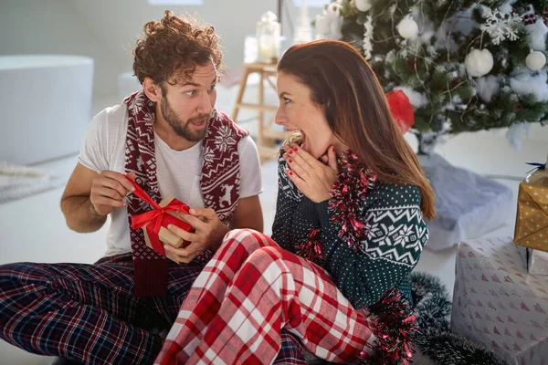 Una Coppia Apertura Natale Presenta Insieme Una Bella Mattina Festa — Foto Stock